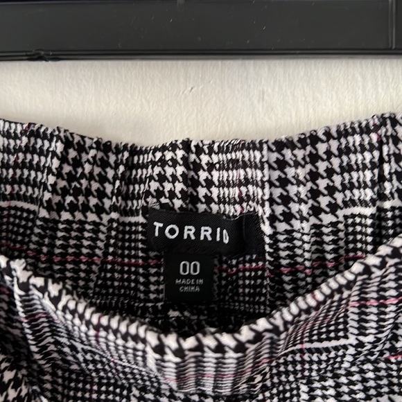 Torrid 00 pants, herringbone plaid, elastic waist, cuffed hem. Work, play, relax - Picture 3 of 8